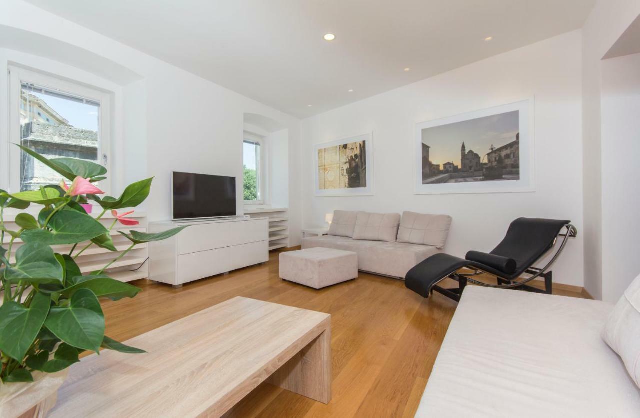 Appartment In Center With Parking Pula Exterior photo