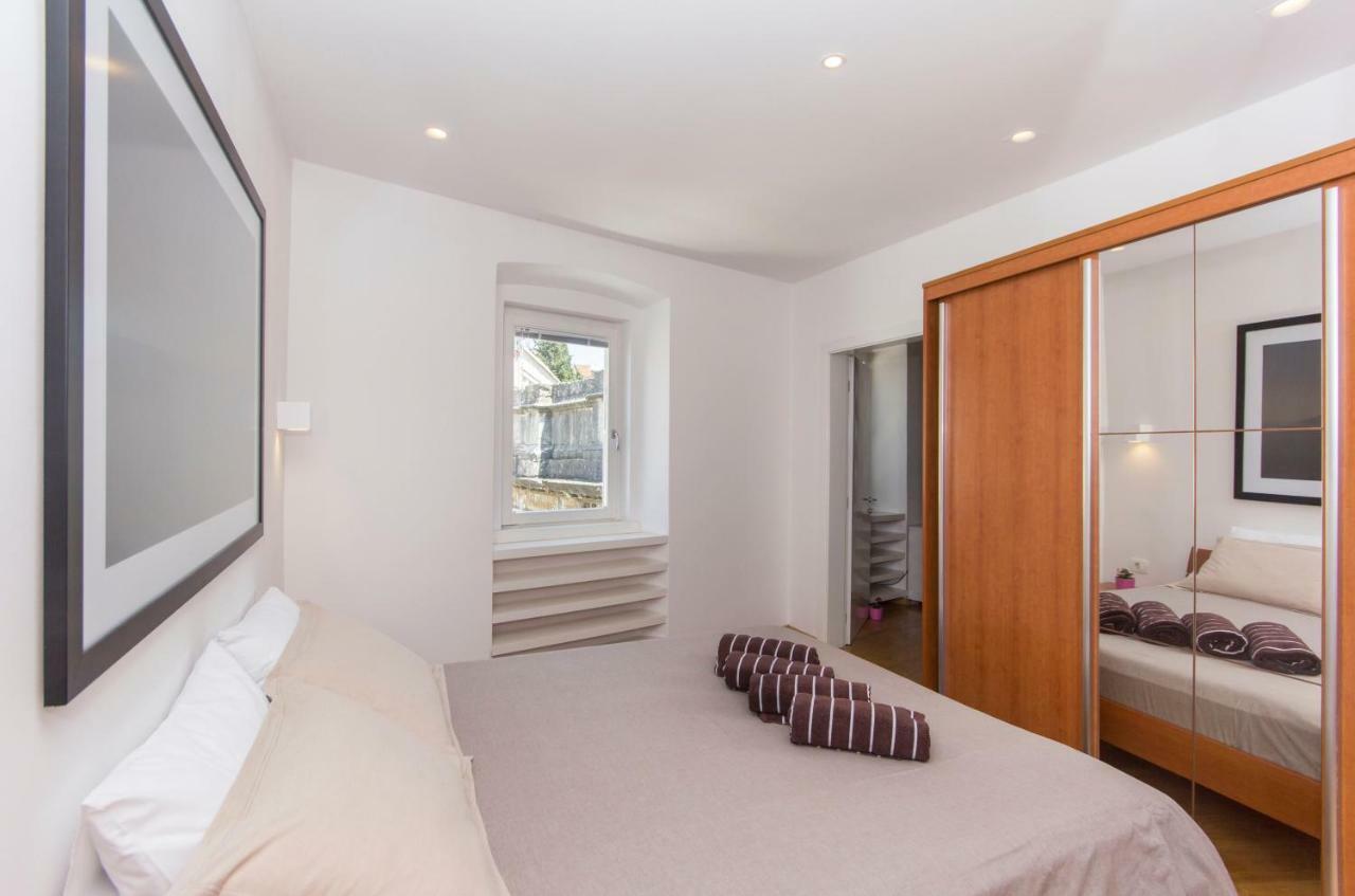 Appartment In Center With Parking Pula Exterior photo